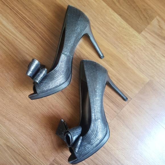 Moda Spana Chase heels pewter size 6 1/2.  Like new - Picture 5 of 5